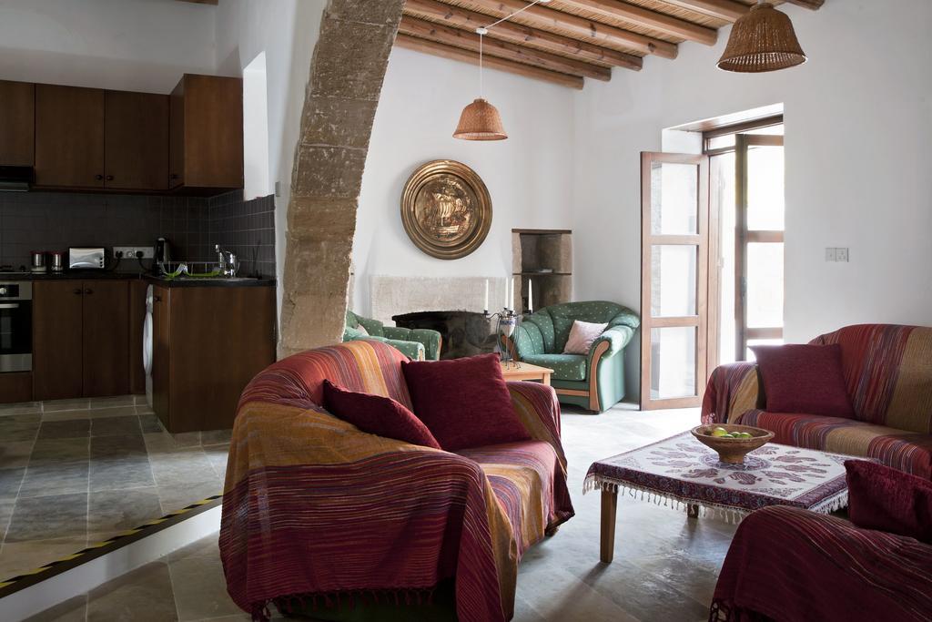 Palm Tree Oriental House And Homestay Polis Esterno foto