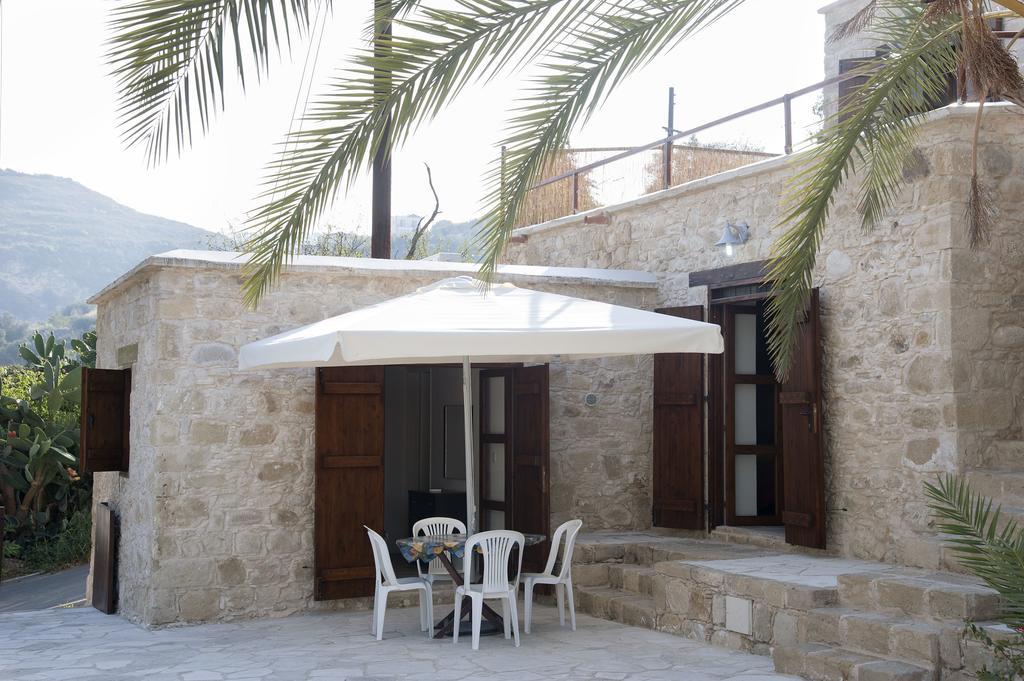 Palm Tree Oriental House And Homestay Polis Esterno foto